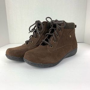 Cobbie Cuddlers Ankle Boots Brown Suede Size 8W